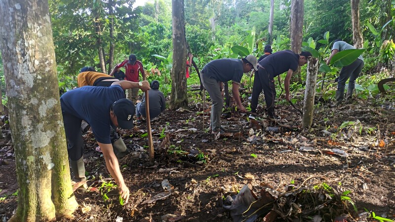 Kegiatan Gotong Royong Jumat Bersih di Areal Monumen Desa Pulukan
