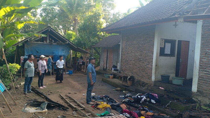 Penyerahan Bantuan Sembako Bagi Keluarga Korban Kebakaran