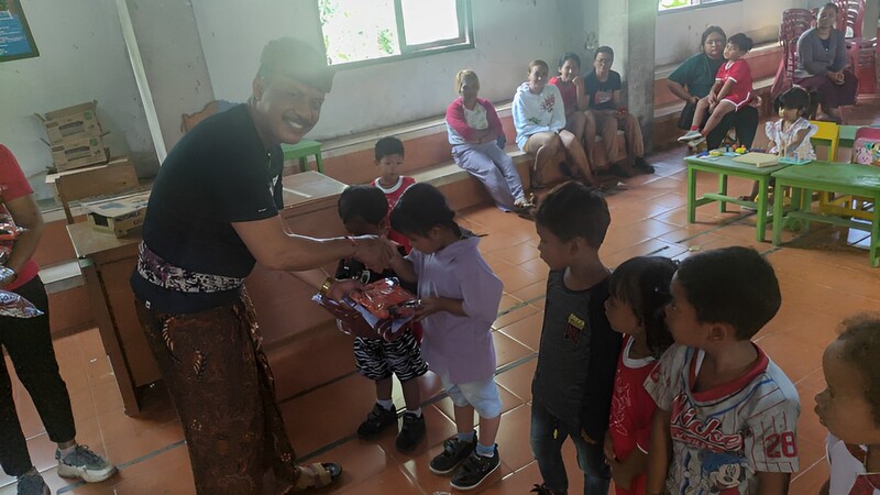Pembagian Baju Seragam Olahraga dan Batik untuk Kelompok Bermain Pelita Kasih