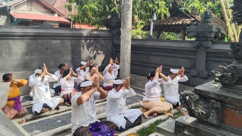 Persembahyangan Bersama di Desa Pulukan: Memperkokoh Kekeluargaan dan Kebersamaan di Rahina Purnama