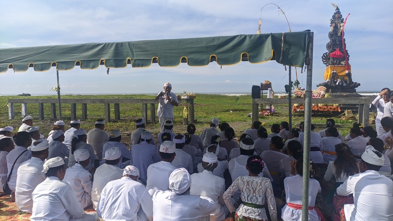 Kunjungan Bupati Jembrana ke Acara Melaspas Padmasana di Tempat Melasti Pantai Pulukan