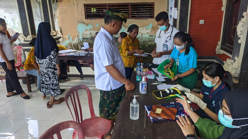 Perbekel Pulukan Mengunjungi Posyandu Lansia 
