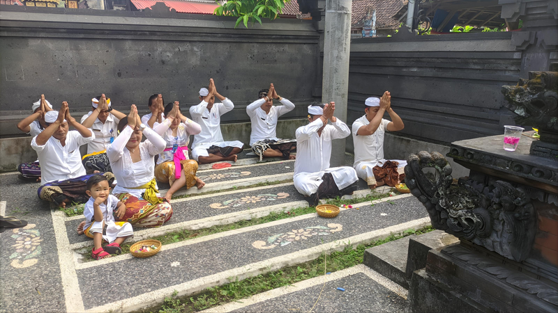 Persembahyangan Bersama Rahina Tilem Karo di Kantor Desa Pulukan
