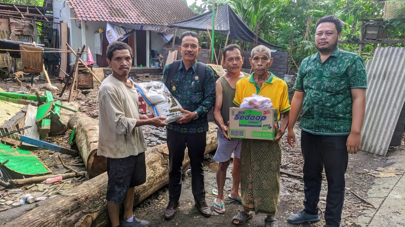 Pemberian Bantuan bagi Warga yang Terkena Bencana Pohon Tumbang di Banjar Ledok