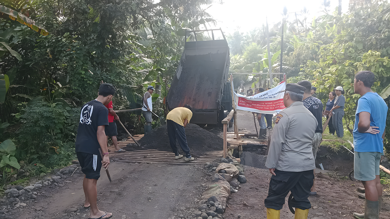 Gotong Royong Pasca Banjir di Banjar Arca Dwipa