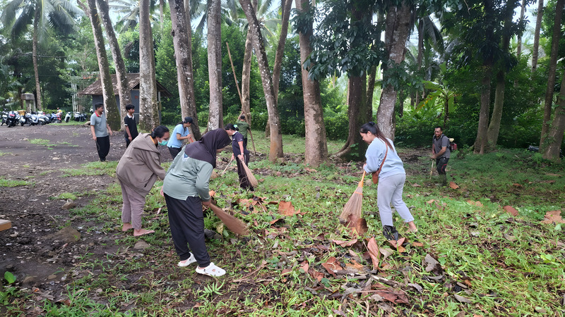 Jumat Bersih di Agro Wisata Desa Pulukan: Pembersihan Pohon Roboh