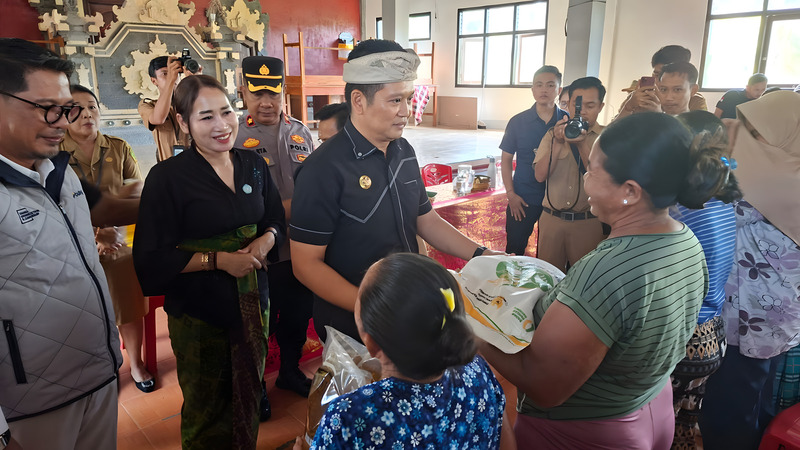 Bupati Jembrana Pimpin Langsung Penyaluran Beras CPP dan Minyak Goreng