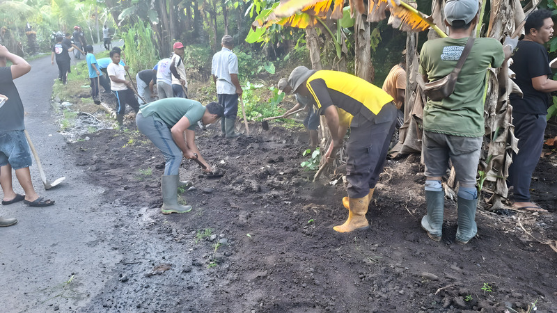 Gotong Royong di Banjar Arca Dwipa: Warga Bahu-membahu Bangun Drainase di Jalan Slebes