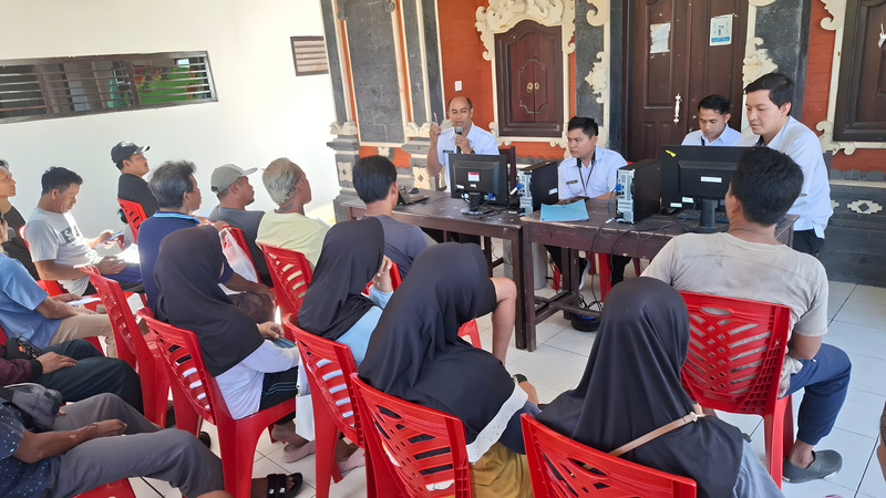 Warga Desa Pulukan Antusias Mengikuti Pendaftaran Identitas Kependudukan Digital