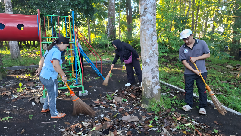 Jumat Bersih di Agro Wisata Desa Pulukan: Merawat Aset Desa dengan Semangat Kebersamaan
