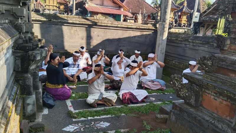 Persembahyangan Rahina Tilem Kadasa di Padmasana Kantor Perbekel Pulukan