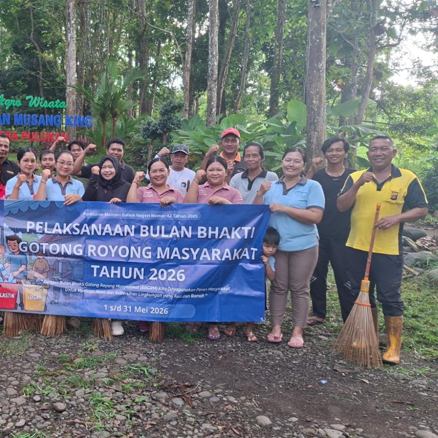 Gotong Royong Bulan Bhakti, Desa Pulukan Bersihkan Kawasan Agro Wisata