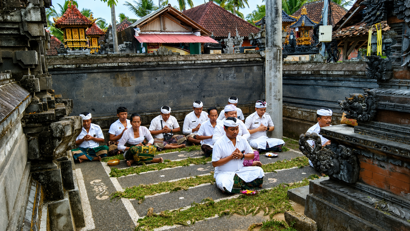 Persembahyangan Bersama Rahina Purnama di Desa Pulukan